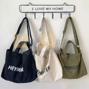 1 chiếc túi tote canvas đeo chéo