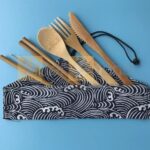 Bộ 6 chiếc dao dĩa gỗ thân thiện với môi trường được đựng trong túi tự phân hủy