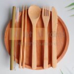 Bộ 6 chiếc dao dĩa gỗ thân thiện với môi trường được đựng trong túi tự phân hủy