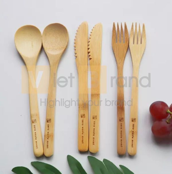 Bộ 6 chiếc dao dĩa gỗ thân thiện với môi trường được đựng trong túi tự phân hủy