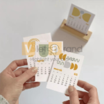Thẻ lịch hàng tháng để bàn mini 2023 có giá đỡ bằng gỗ